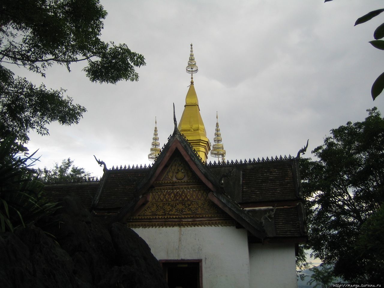 Золотая пагода That Choms