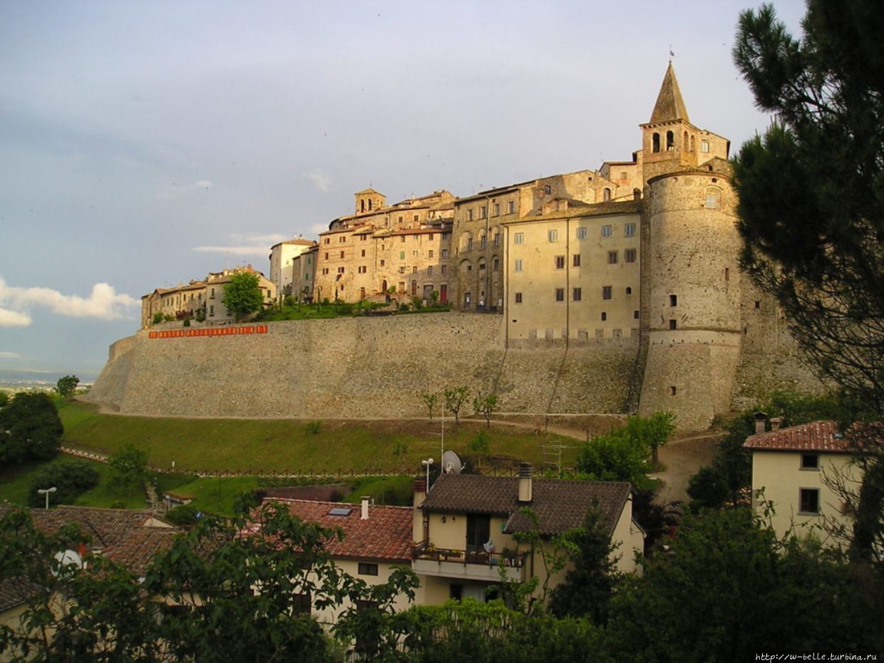 Крепостные стены борго Сансеполькро, построенные в 16 веке. Сансеполькро, Италия