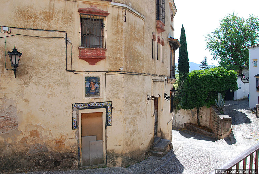 Интересно,  этот портрет короля мавров, был здесь с момента постройки нынешнего здания или его повесили для современных туристов? Но керамика, как и везде, очень красива.