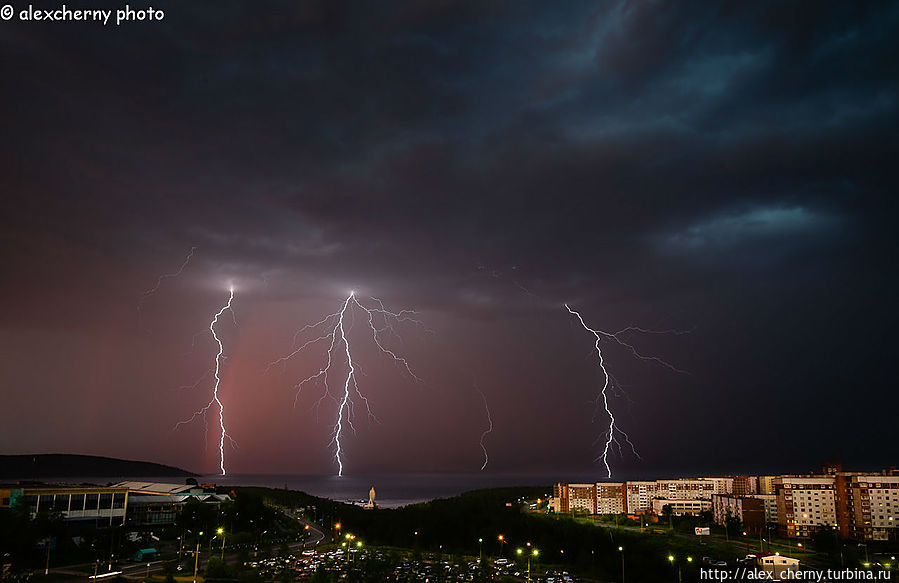 молний нахватал на камеру много, но так чтобы 4 штуки — лишь один кадр