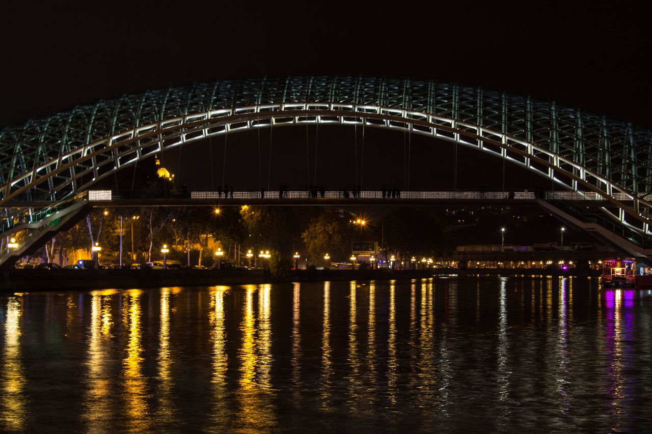 мост Мира в парке Рике Тбилиси, Грузия