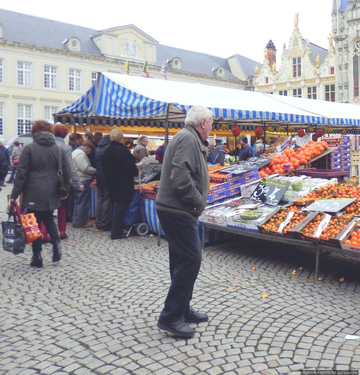 Фермерский  рынок на площади  Бург в Брюгге Брюгге, Бельгия