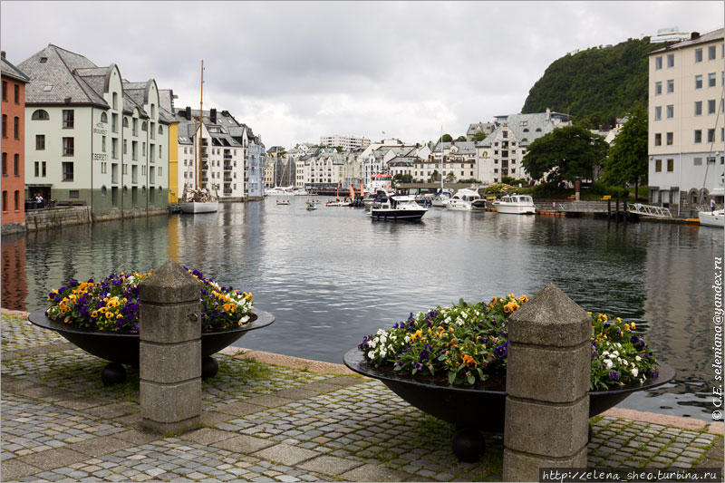 35. Снова пролив, теперь ещё и с этой точки — за спинами Сильдеконы и рыбака. Олесунн, Норвегия