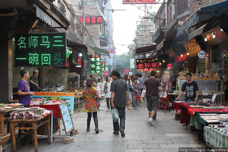 Самое шумное место города — мусульманский квартал Сиань, Китай