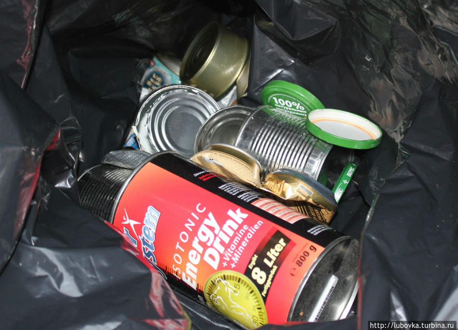 Отдельно собираются жестяные банки и даже крышки. Санкт-Петербург, Россия