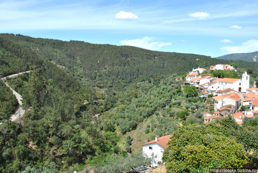 Вид на почти всю деревню Алвару и окружающие холмы. Каштелу-Бранку, Португалия