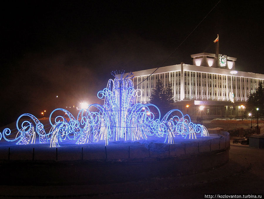 Музыкальный фонтан в зимнем исполнении на набережной реки Ушайки. Томск, Россия