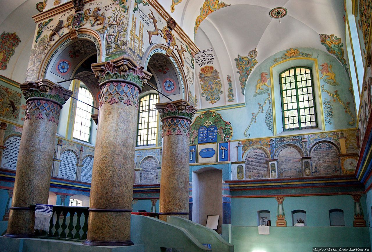 Внутреннее убранство синагоги. Ланьцут, Польша