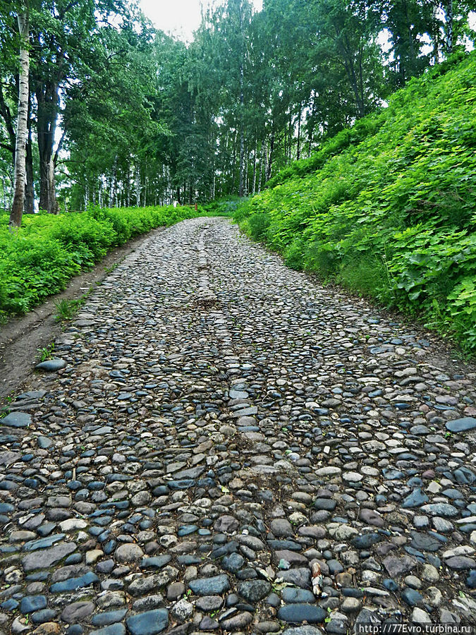 Там вверху по мощенной дороге