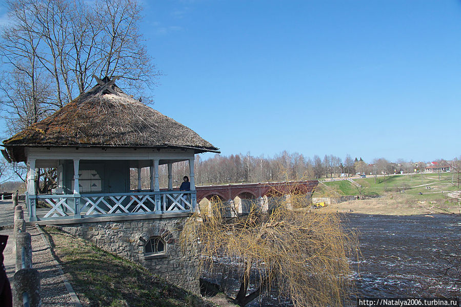 Вид на кирпичный арочный мост на реке Вента Кулдига, Латвия