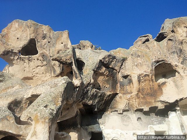 Скалы имееют очень причудливые формы и вид. К работе каменотесов прложили свое мастерство вода и ветер. Афьонкарахисар, Турция