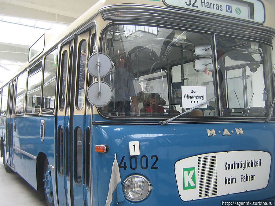 Жалко, в автобус не войти, там экскурсия и что-то объясняют. Мюнхен, Германия