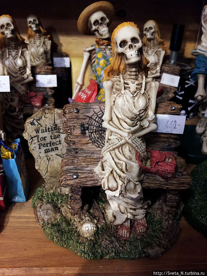 Сувениры вполне соответствуют тематике городка.