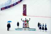 Цветочная церемония победителей в сноуборд-кроссе