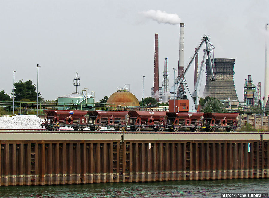 Огромный речной порт-терминал Am Godorfer Hafen Годорф, Германия