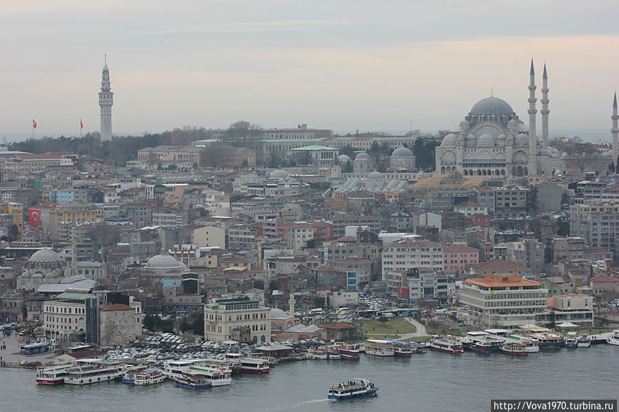 Вид на башню Биязет и мечеть Сулеймание. Стамбул, Турция