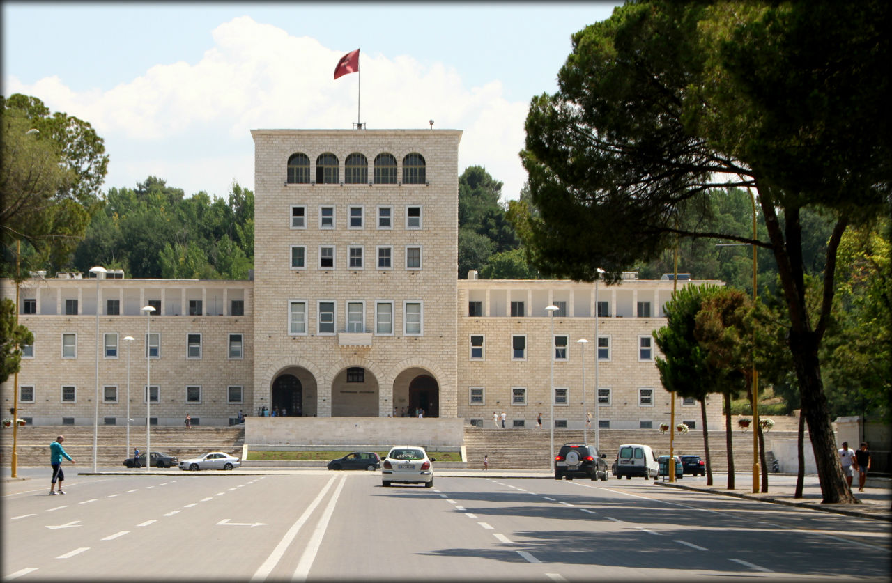 Непопулярная столица Тирана, Албания