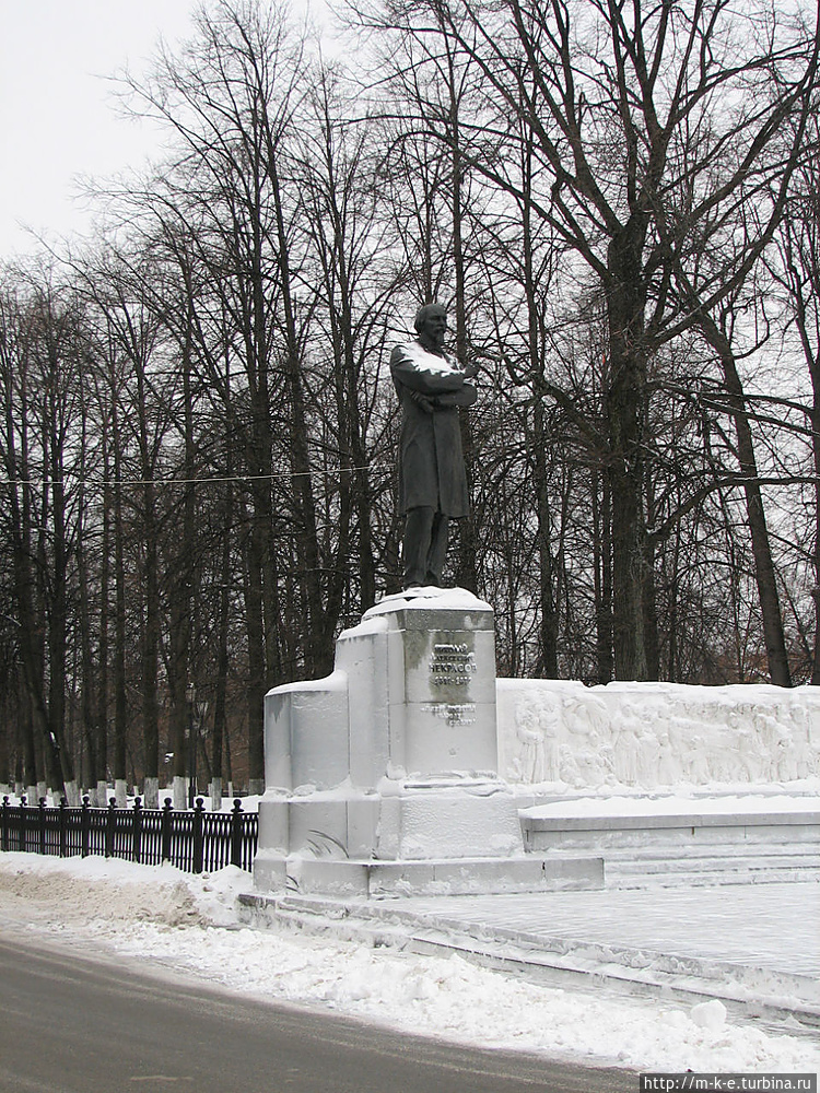 Памятник Некрасову