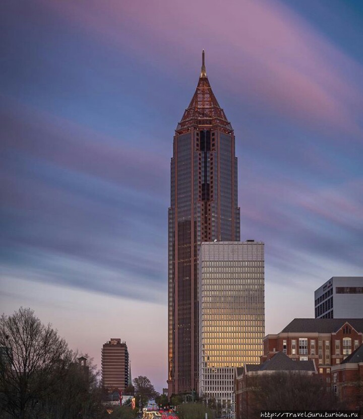 Бэнк оф Америка Плаза (Bank of America Plaza), самое высокое здание в городе и штате. Атланта, CША