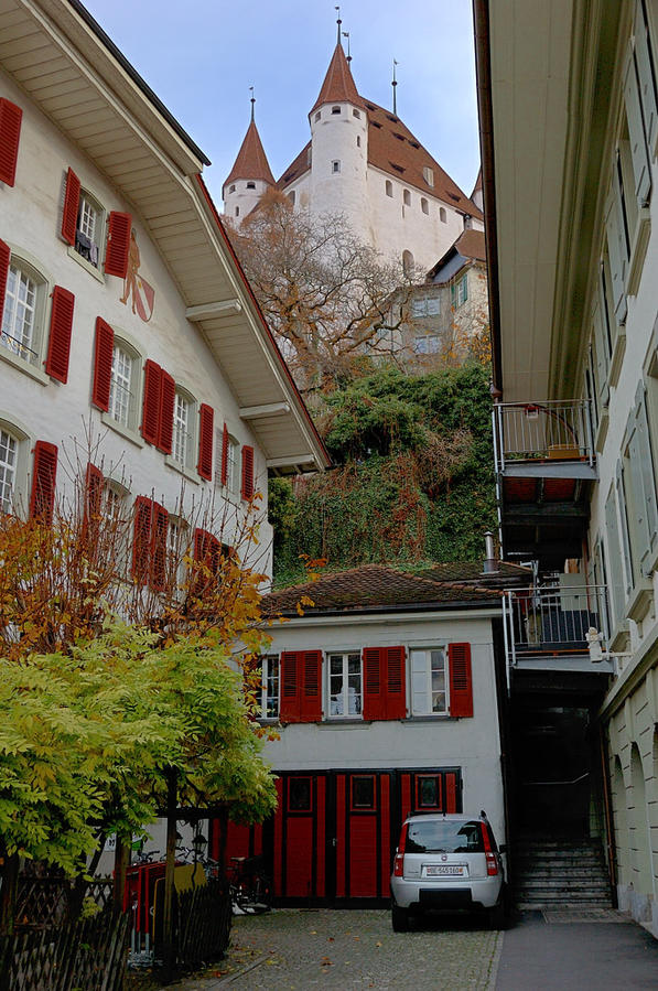 Вид на замок из дворика в старом городе Тун, Швейцария