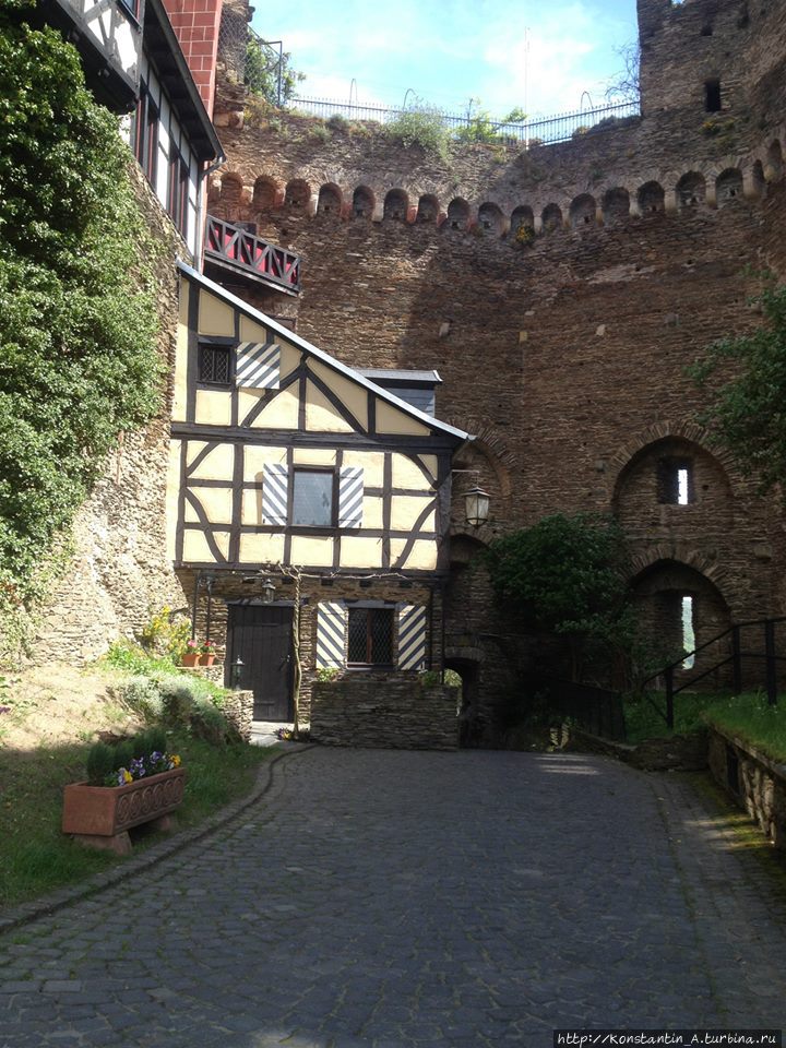 Замок Шёнбург Обервезель, Германия
