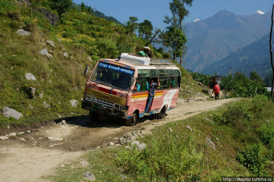 Один   из    последних   автобусов,   увиденный   нами  в   горах.   Залихвастый   какой  — то.   Двери   и  окна   в   автобусах   не   закрываются   нигде  —   верный   способ   вентиляции   при  отсутствии   кондиционеров. Покхара, Непал