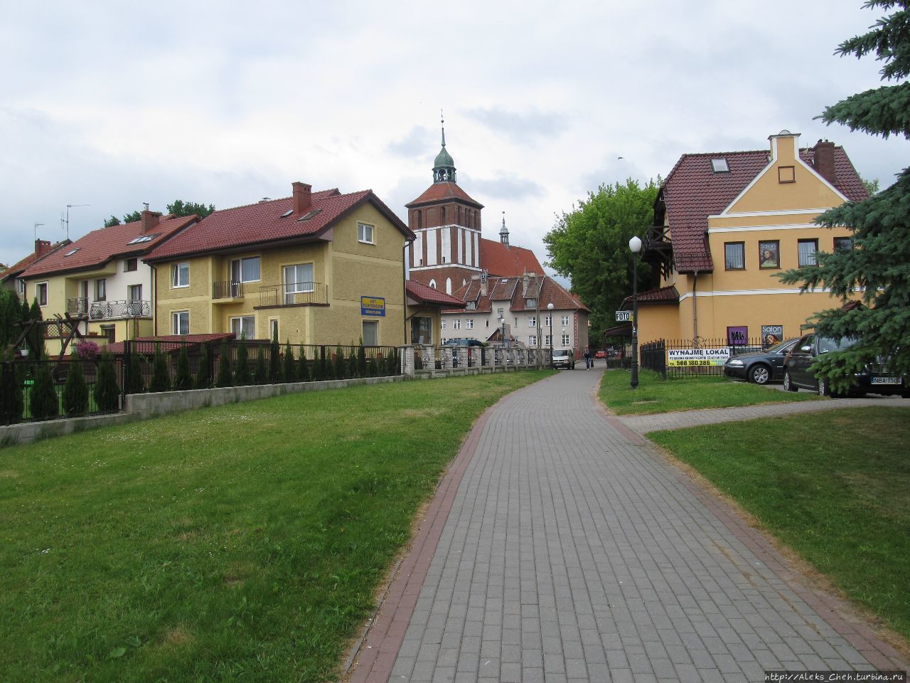 Вид на костел и окружающие дома Бартошице, Польша