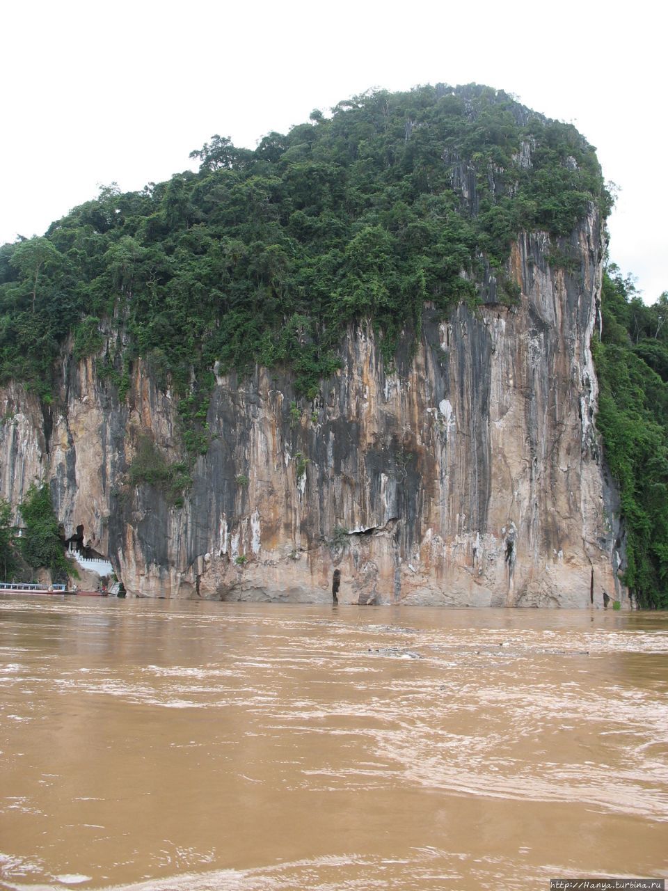 Вид на пещеры Пак-У с реки Меконг