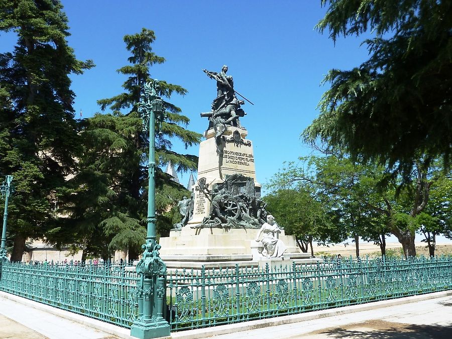 Памятник Даоису и Веларде Сеговия, Испания