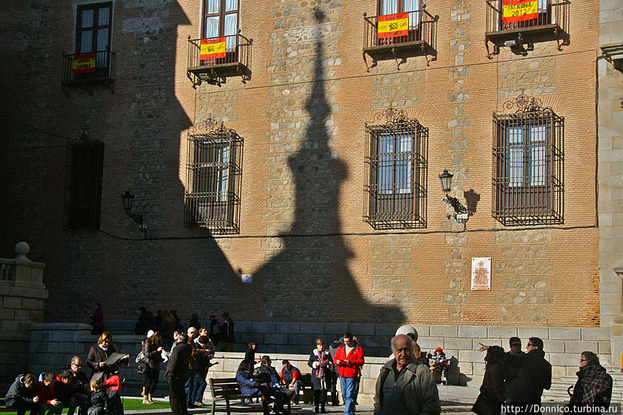 Утром гулять — хорошо для фотографа, тени еще длинные а свет мягкий... это — отражение колокольни кафедерального собора на противоположной стене площади Толедо, Испания