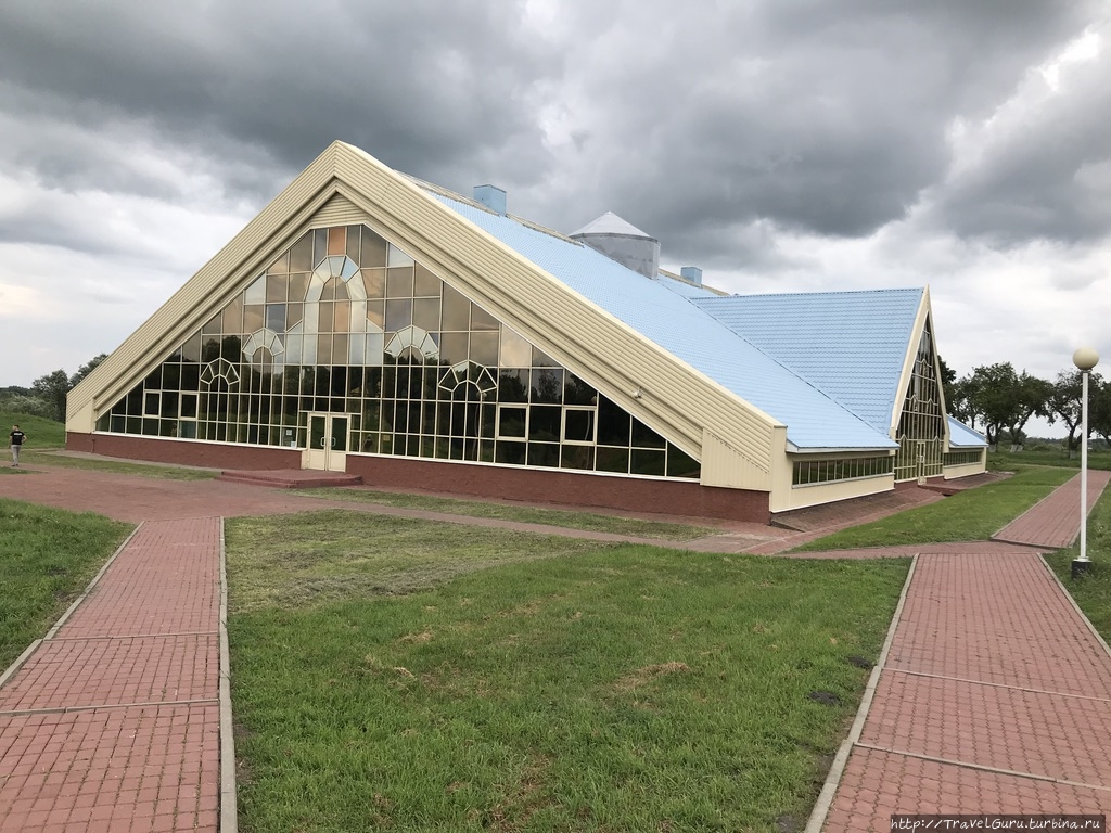 Крыша и стеклянные стены музея Древний Туров Туров, Беларусь