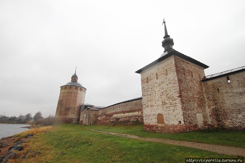 Кирилло-Белозерский монастырь под октябрьским дождем