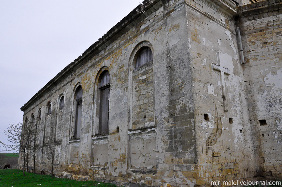 Когда-то в этих окнах наверняка были витражи, сейчас почти все заложены кирпичом.
