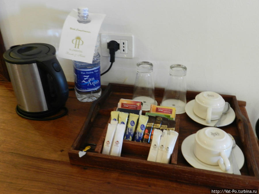 Чай, кофе, Фанта, Спрайт, Кола, Пиво в мини-баре бунгало пополняются регулярно и бесплатно. Занзибар, Танзания