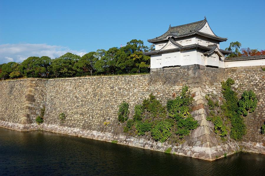 Крепостные стены и ров Осака, Япония