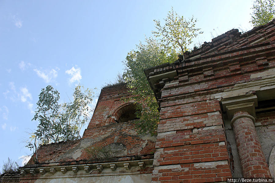 Всехсвятская кладбищенская церковь Крапивна, Россия