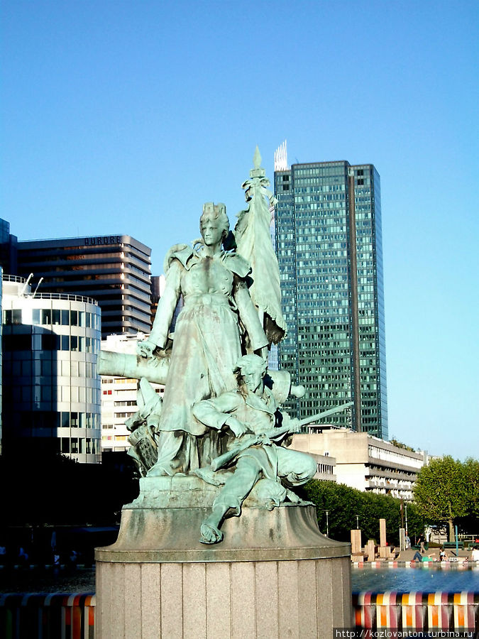 Свое название Дефанс получил от памятника La Défense de Paris, который был поставлен в честь солдат, защищавших город во время франко-прусской войны 1870 года. Ранее это место называлось холмом Песнь петухов. Париж, Франция