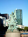 Свое название Дефанс получил от памятника La Défense de Paris, который был поставлен в честь солдат, защищавших город во время франко-прусской войны 1870 года. Ранее это место называлось холмом Песнь петухов.