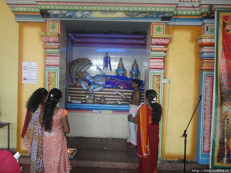Служба в индуистском храме Шри-Ланка