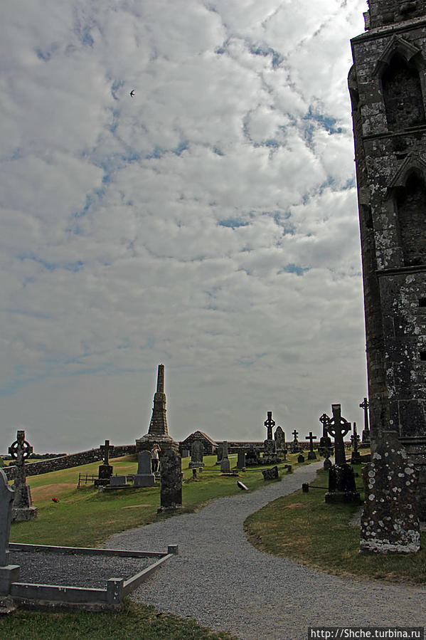слева старое кладбище, где я с трепетным восторгом рассматривал старинные кельтские кресты http://turbina.ru/authors/Shche/travels/view/125791/memo/77268/ Кашел, Ирландия