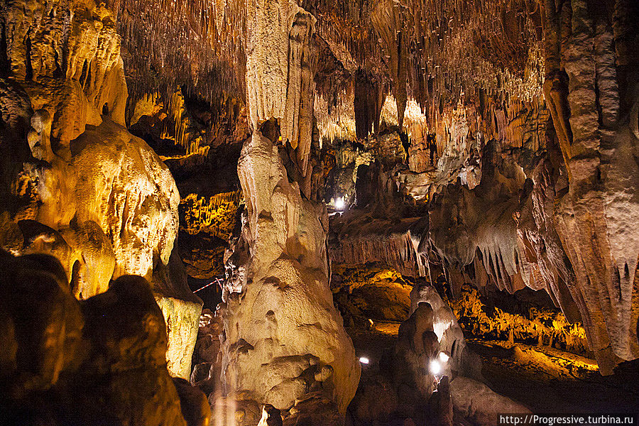 Кажется, чтобы побыть в пещере в одиночестве и покое, нужно придти сюда в 10 утра! Но и в такой толчее я пару раз ухитрился найти момент, когда одна группа туристов покидала пещеру, а другая еще только толпилась у входа, – тут-то я и делал снимки! Было весело, да и в пещере настолько необычная атмосфера, которую умело подчеркивает искусственная подсветка, что уходить оттуда совершенно не хотелось. Вниз пещеры вела лестница, спустившись я обнаружил небольшой грот, в который можно было забраться только на корточках, я, разумеется сразу же пробрался туда. Возможно, у кого-то боязнь замкнутых пространств, но не у меня – я обожаю такие места!