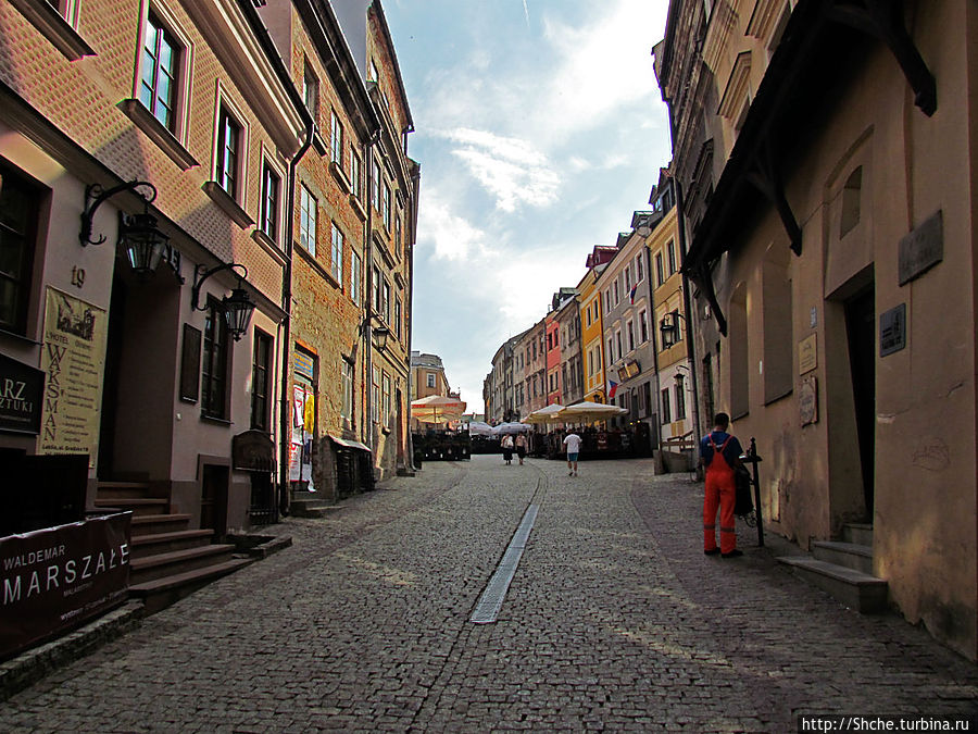 Мы зашли со стороны Замка по улице Zamkowa. Опять получилось, что в Старый город мы попали не с центральных ворот, а с самых задних:)) Люблин, Польша