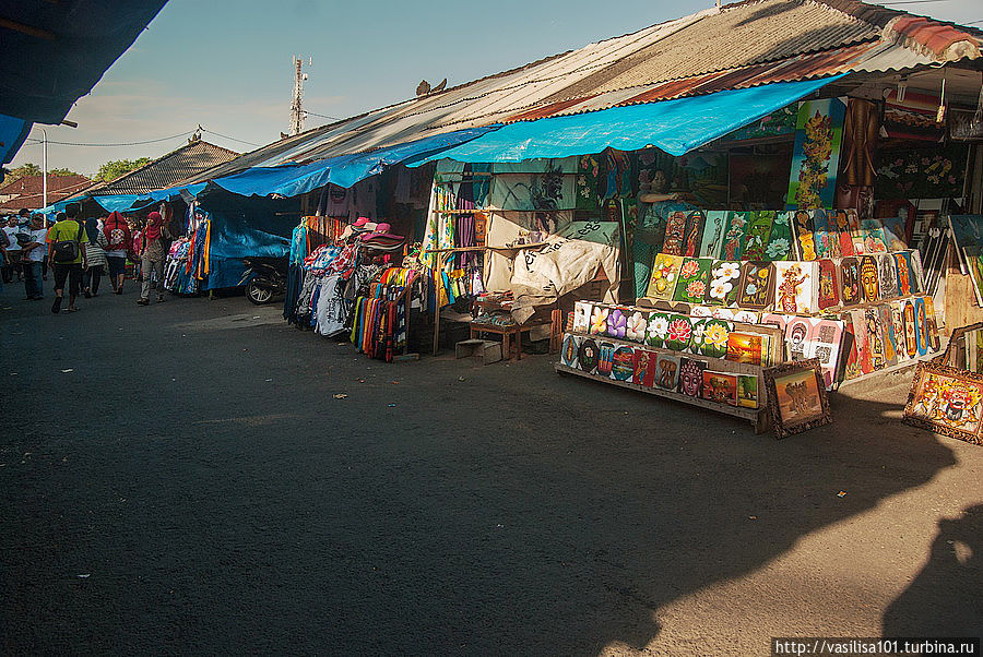 мы вышли из машины на парковке у Танах Лот и оказались... натурально на 