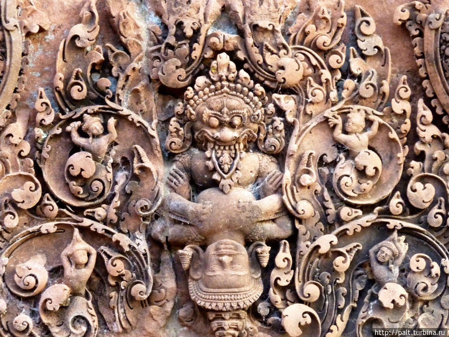 Бог Вишну в образе льва Нарасимха держит короля асуров (демонов) на коленях и разрывает его на части за нехорошие дела: демон хотел убить своего сына, преданного Вишну. Вот такая она, жестокая правда. Ангкор (столица государства кхмеров), Камбоджа