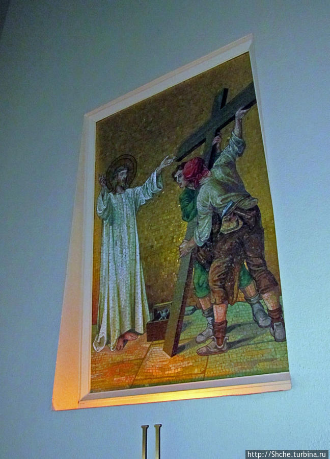 а в нишах на стенах пронумерованныекартины на тему страстей Христовых, как я заметил, в канонах католичества любят изображать путь Спасителя на Голгофу Милуоки, CША