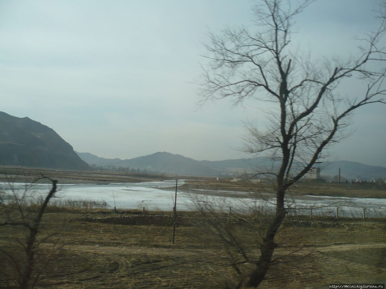 Взгляд на Тумэнь из окна автобуса Тумэнь, Китай