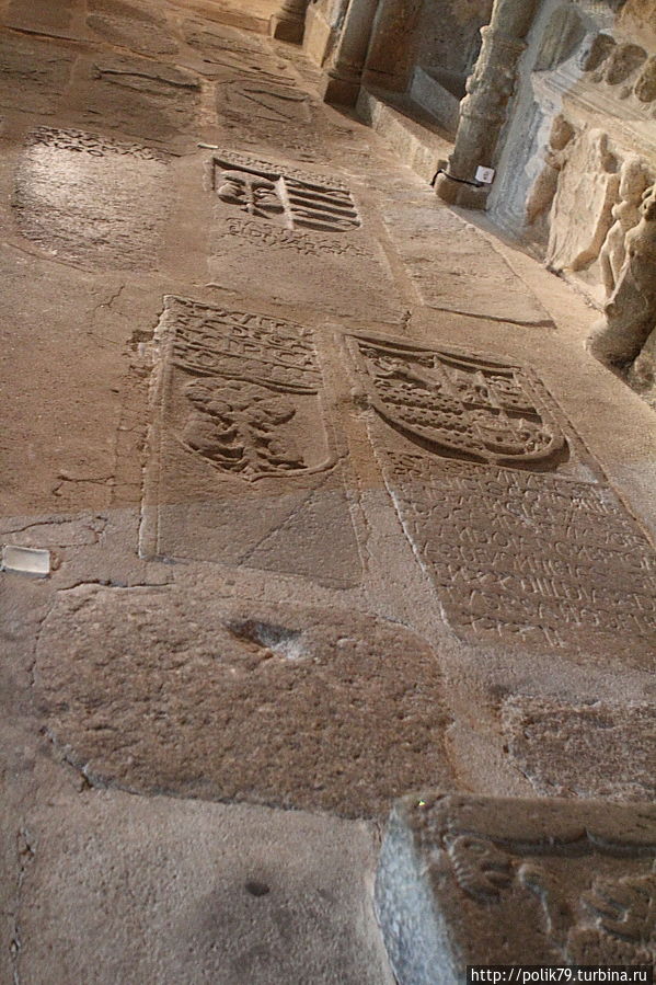 На полу в церкви Санта-Мария-ла-Майор надгробные плиты конкистадоров буквально повсюду. Просто некуда ступить. Трухильо, Испания