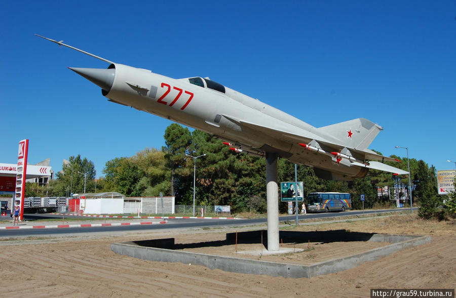 Самолёт, установленный в честь 100-летия ВВС Болгарии