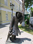 Скульптурная композиция Человек в футляре возле здания гимназии.