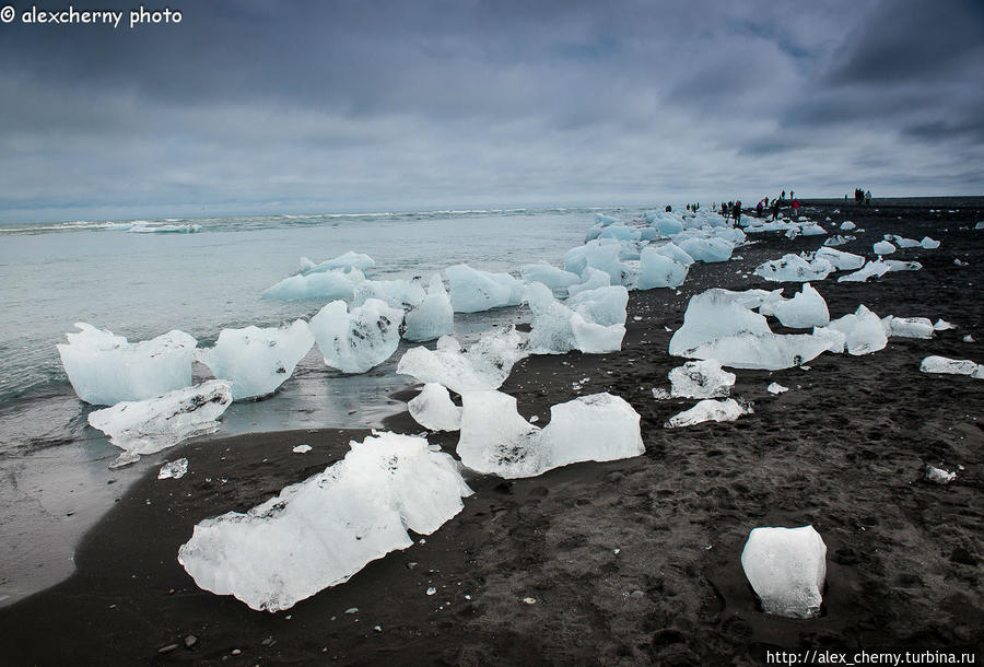 Умирающие на черном берегу льды Йёкюльсаурлоун ледниковая лагуна, Исландия